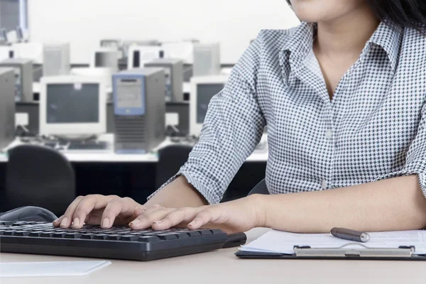 Foto Van Anonieme Zakenvrouw Werken Met Een Computer Het Klembord — Stockfoto