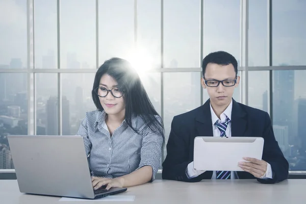 Imagem Casal Negócios Asiáticos Usando Laptop Tablet Enquanto Trabalham Escritório — Fotografia de Stock
