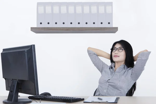 Bild Asiatiska Affärskvinna Avkopplande Kontorsstol Medan Sitter Med Dator Skrivbordet — Stockfoto