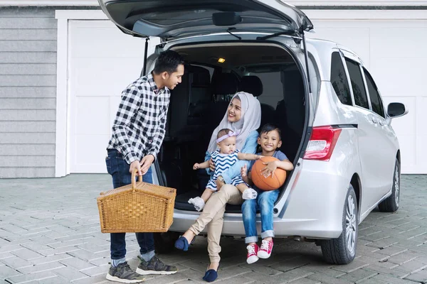 Asiatische Familie Urlaubsreif Während Sie Einen Picknickkorb Ins Auto Hält — Stockfoto