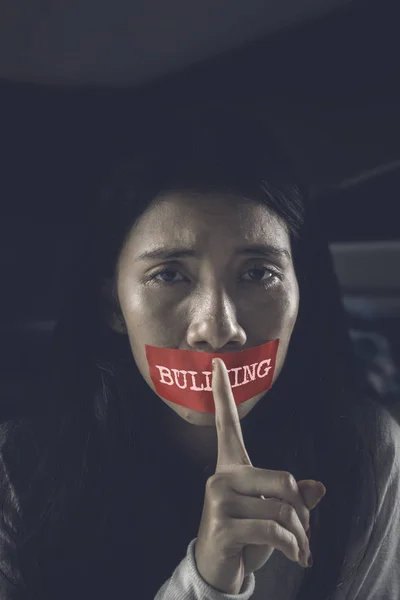 Asyalı Kız Ağzını Ile Karanlık Odada Otururken Sessiz Bir Jest — Stok fotoğraf