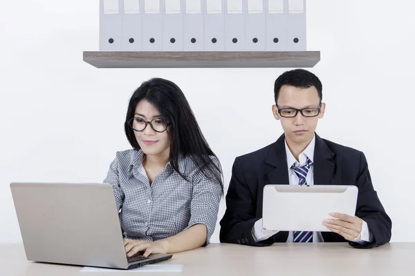 Imagem Casal Negócios Trabalhando Com Laptop Tablet Enquanto Sentados Juntos — Fotografia de Stock