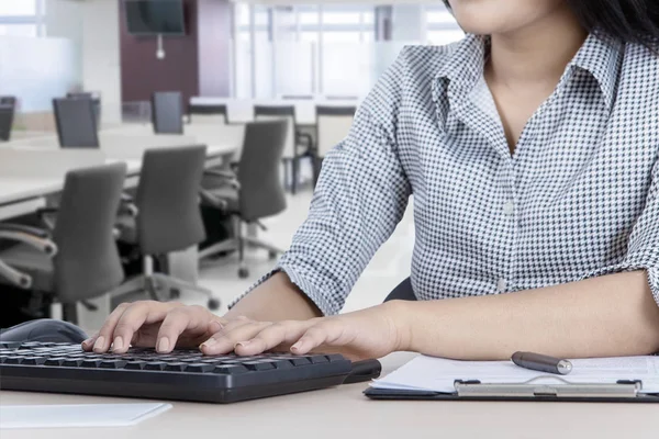 Närbild Ansiktslösa Affärskvinna Skriver Tangentbordet Medan Sitter Kontoret — Stockfoto