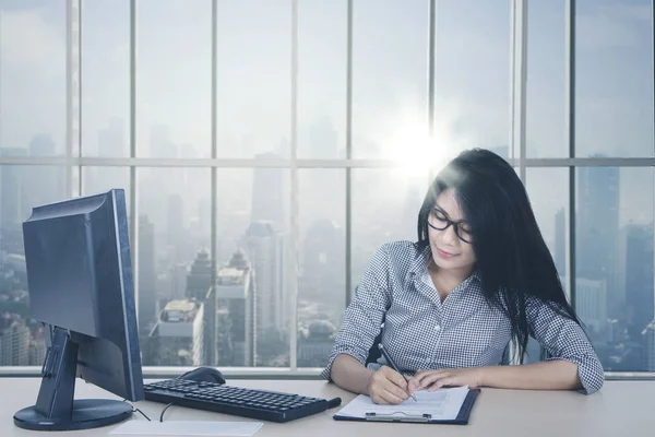 Bild Einer Mitarbeiterin Die Fenster Sitzt Und Mit Einem Stift — Stockfoto