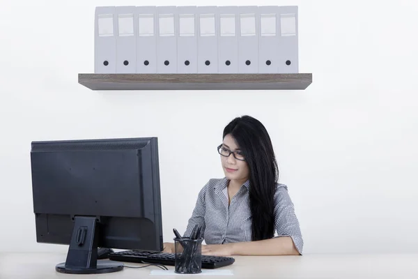 Porträtt Kvinnliga Företagare Som Arbetar Med Datorn Medan Sitter Kontorsrum — Stockfoto