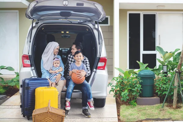 Glückliche Eltern Mit Ihren Kindern Urlaubsreif Während Sie Zusammen Kofferraum — Stockfoto