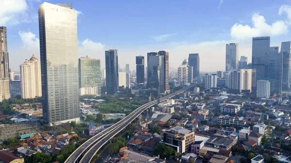 Jakarta Endonezya Mayıs 2018 Gökdelenler Güneşli Bir Gün Karayolu Jakarta — Stok fotoğraf