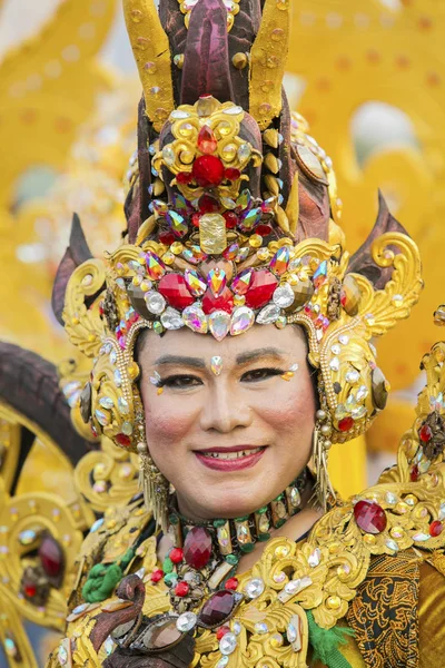 Jember Indonesië Mei 2018 Mannelijke Deelnemer Draagt Gouden Kostuum Parade — Stockfoto