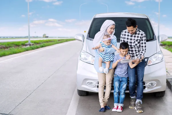 Muslimische Familie Sitzt Vor Ihrem Auto Und Hält Ein Digitales — Stockfoto