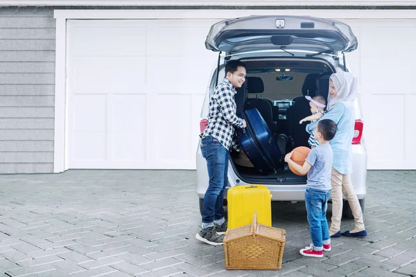 Foto Famiglia Musulmana Che Prepara Valigia Una Macchina Vacanze Mentre — Foto Stock