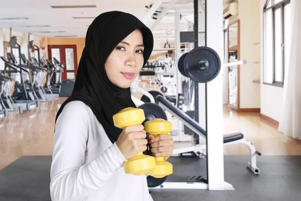 Mulher Muçulmana Vestindo Roupas Esportivas Véu Enquanto Faz Exercícios Com — Fotografia de Stock