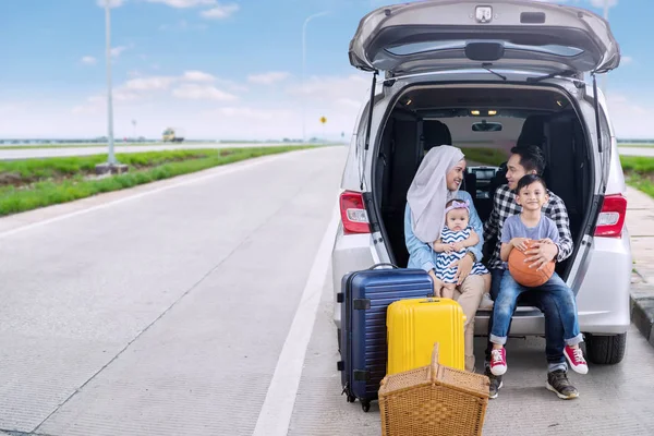 Giovani Genitori Con Loro Figli Pronti Viaggio Macchina Seduti Insieme — Foto Stock