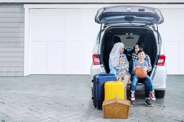 Anne Çocukları Araba Bagajında Birlikte Otururken Tatil Için Hazır — Stok fotoğraf