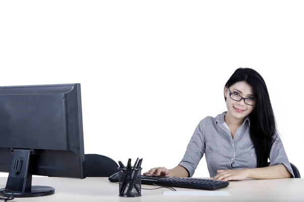 Imagen Una Bonita Mujer Negocios Sonriendo Cámara Mientras Trabaja Con — Foto de Stock