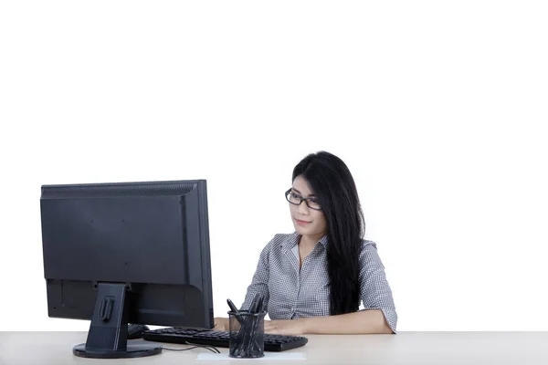 漂亮的女商人的图片打字在电脑键盘上 而坐在演播室 孤立的白色背景 — 图库照片