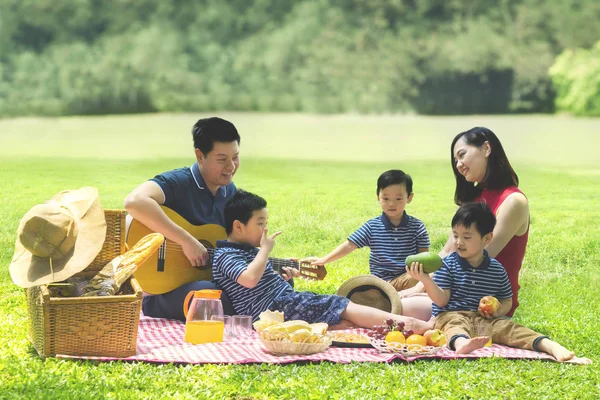 Tres Niños Lindos Disfrutando Sus Vacaciones Mientras Hacen Picnic Con —  Fotos de Stock