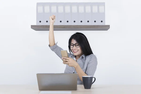 Joven Empresaria Leyendo Buenas Noticias Smartphone Con Expresión Éxito Oficina —  Fotos de Stock