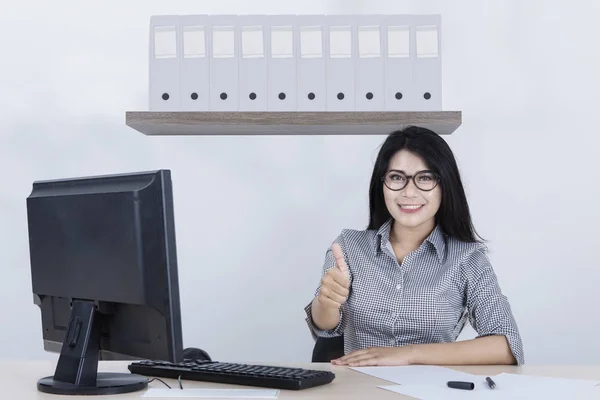 Молодая Деловая Женщина Работает Офисе Показывая Знак Большим Пальцем — стоковое фото