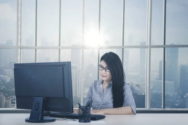 Jovem Empresária Que Trabalha Com Computador Enquanto Está Sentada Janela — Fotografia de Stock