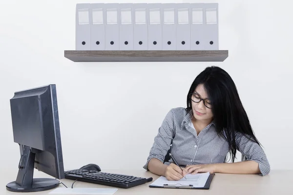 Junge Geschäftsfrau Arbeitet Büro Während Sie Mit Einem Stift Auf — Stockfoto