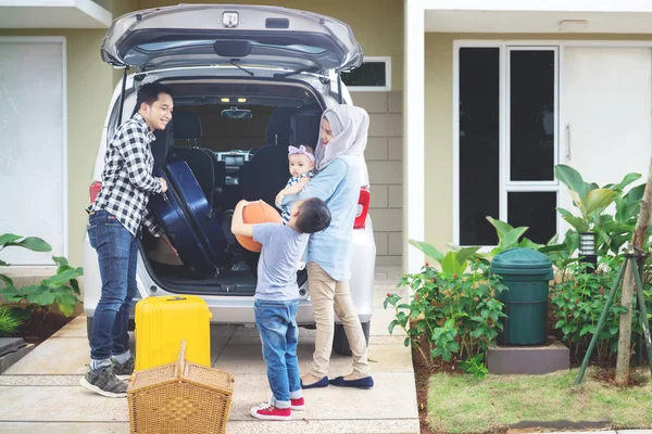 Bild Unga Far Med Hans Familj Förbereder Resväska Bil För — Stockfoto