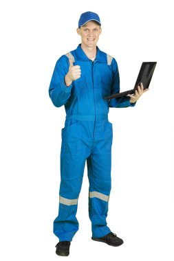 Amerikan erkek mekanik gösteren Ok işaret parmağı ile beyaz arka plan üzerinde izole bir dizüstü bilgisayar kullanırken 