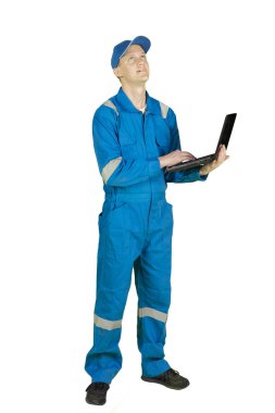 Beyaz arka plan üzerinde izole bir dizüstü bilgisayarla çalışırken Amerikan erkek mekanik düşünme fikir tam uzunlukta