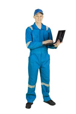 Beyaz arka plan üzerinde izole Studio dizüstü bilgisayar kullanan Amerikalı erkek mekanik tam uzunlukta