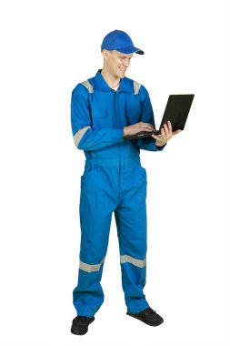 Beyaz arka plan üzerinde izole stüdyoda duran dizüstü bilgisayar kullanan Avrupa erkek mekanik tam uzunlukta