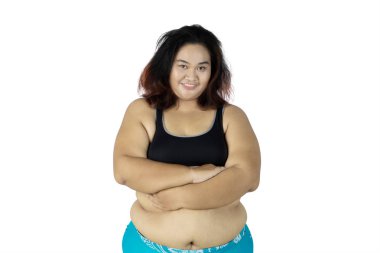 Beyaz arka plan üzerinde izole Studio, spor giyim giyerken elleri obez kadın görüntüsünü geçti