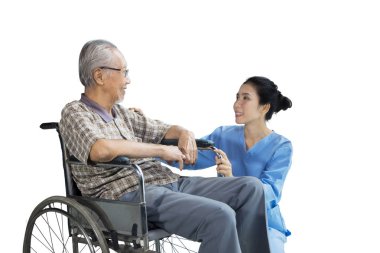 Beyaz arka plan üzerinde izole onun hemşire ile konuşurken tekerlekli sandalyede oturan üst düzey bir adam görüntüsü