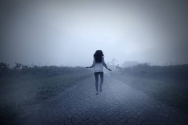 Arkadan Görünüş puslu sabah levitating korkunç kadın. Lanetli tepe üzerinde ateş