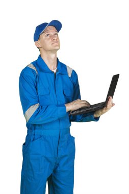 Bir şey beyaz arka plan üzerinde izole bir dizüstü bilgisayarla çalışırken düşünme genç erkek makinist