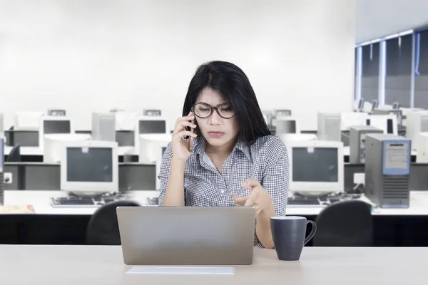 Verward Zakenvrouw Praten Aan Telefoon Vraagt Hulp Positiebepaling Haar Beschadigde — Stockfoto