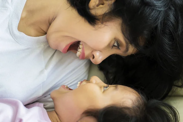 Imagem Menina Bonito Brincando Com Sua Mãe Enquanto Rindo Juntos — Fotografia de Stock