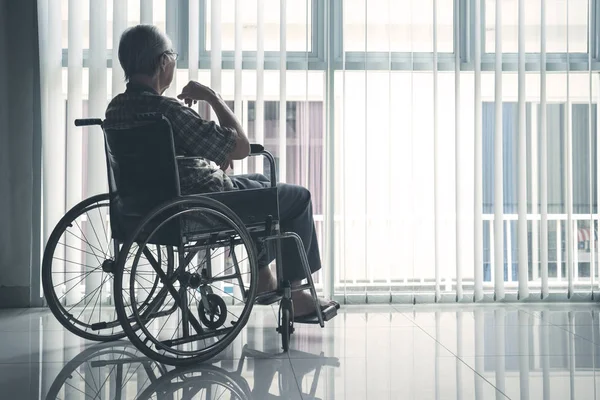 Vista Posterior Del Hombre Edad Avanzada Pensativo Mientras Está Sentado — Foto de Stock