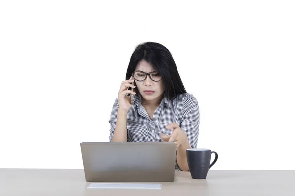 Empreendedora Mulher Falando Telefone Pedindo Ajuda Para Corrigir Seu Laptop — Fotografia de Stock