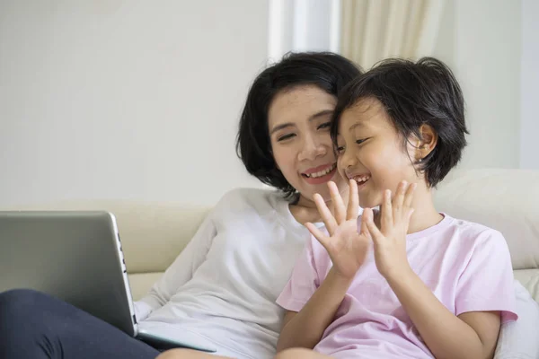 Imagen Una Niña Usando Portátil Con Madre Mientras Está Sentada —  Fotos de Stock