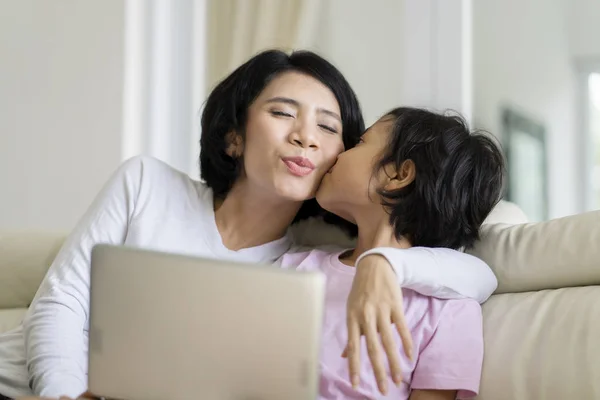 Immagine Bambina Che Bacia Sua Madre Mentre Gioca Computer Portatile — Foto Stock