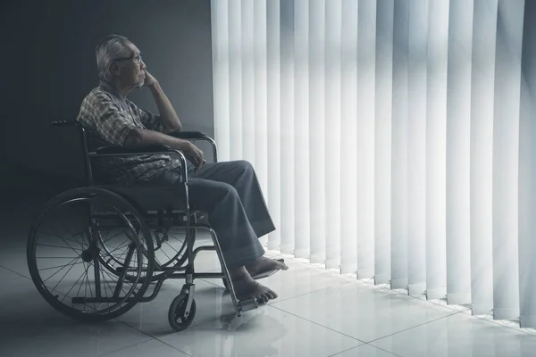 Yalnız Yaşlı Adam Resmi Tekerlekli Sandalyede Otururken Emeklilik Dalgın Görünüyor — Stok fotoğraf
