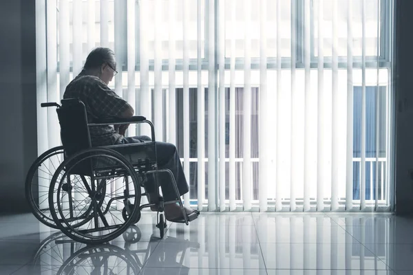 Photo Triste Homme Âgé Assis Dans Fauteuil Roulant Regardant Par — Photo