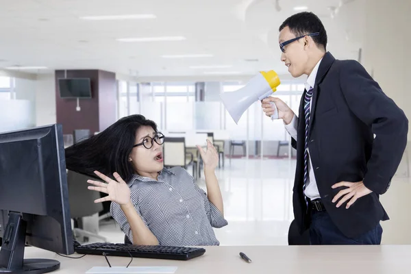 Foto Empresária Assustada Sendo Gritada Por Seu Chefe Enquanto Trabalhava — Fotografia de Stock