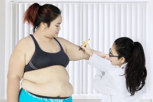 Imagen Una Cirujana Haciendo Marcas Para Cirugía Brazos Una Mujer —  Fotos de Stock