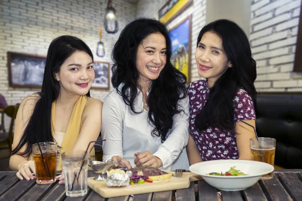 Portrait Trois Belles Femmes Souriant Caméra Tout Dînant Ensemble Dans — Photo