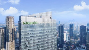 Jakarta - Endonezya. 05 Haziran 2018: Tokopedia yeni kule gökdelen güneşli gün güzel sahne