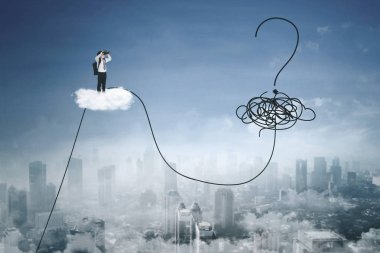 Bulut üzerinde duran ve dürbün gökyüzü üzerinde bir soru işareti bakmak için küçük çocuk