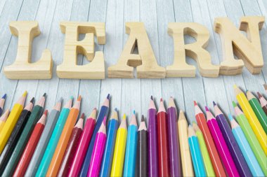 Çok renkli kalemler closeup ile kelime öğrenmek vasıl belgili tanımlık masa