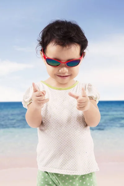 Portrait Adorable Little Girl Looks Happy While Wearing Sunglasses Standing — Stock Photo, Image