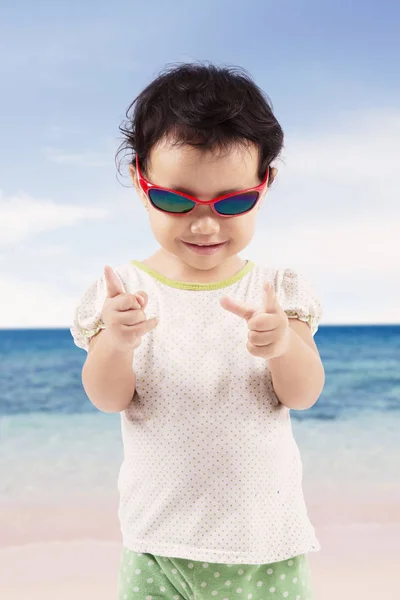 Retrato Uma Menina Adorável Parece Feliz Usar Óculos Sol Costa — Fotografia de Stock