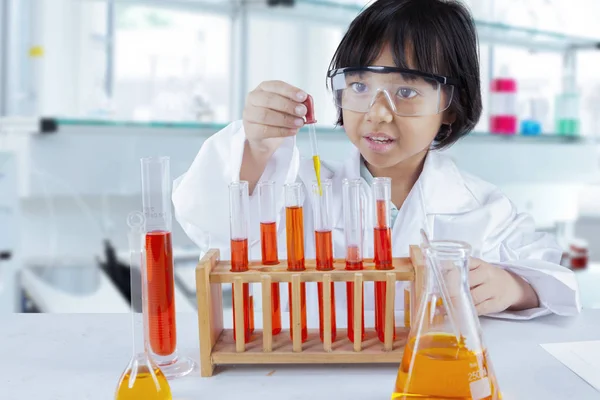 Portret Van Een Schattig Schoolmeisje Chemische Vloeistoffen Mengen Maken Experimenten — Stockfoto